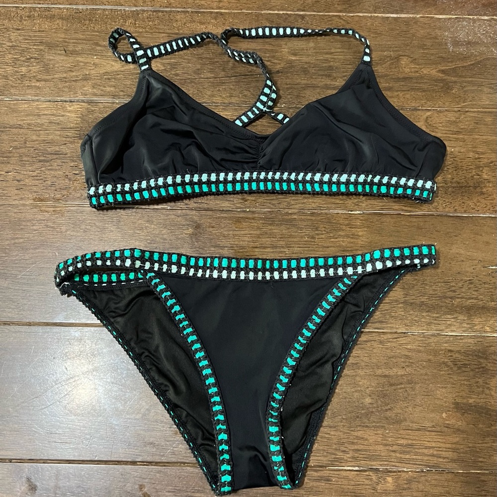 Victoria’s Secret bikini set, top sz large. Bottoms sz medium. EUC!!
